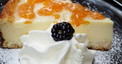 Ukusno / Cheesecake sa kajsijama, medom i jogurtom: Slastica u kojoj ćete uživati Ukusno / Cheesecake sa kajsijama, medom i jogurtom: Slastica u kojoj ćete uživati