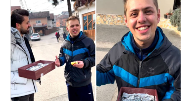 Amel Ćurić počastio Tarika Džinića kolačima na ulici, on poručio: E, ovo je Bosna Amel Ćurić počastio Tarika Džinića kolačima na ulici, on poručio: E, ovo je Bosna