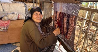 VRIJEDNA NANA AYSE VEĆ 80 GODINA TKA ĆILIME NA DRVENOM RAZBOJU VRIJEDNA NANA AYSE VEĆ 80 GODINA TKA ĆILIME NA DRVENOM RAZBOJU